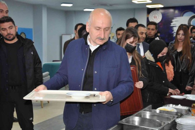 Bakan Karaismailoğlu, Sahurda Gençlerle Buluştu