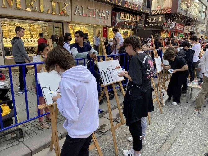 Ümraniye’de Düzenlenen 23 Nisan Etkinliklerinde Çocuklar Doyasıya Eğlendi