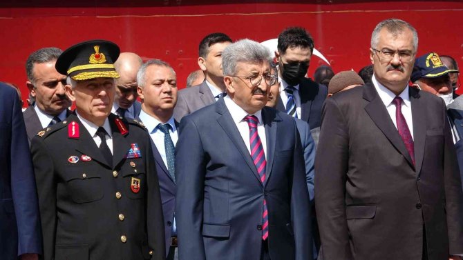 Van Gölü Kıyısında ’23 Nisan’ Coşkusu