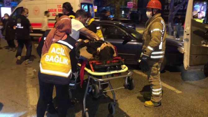 Bağdat Caddesi’nde Feci Kaza: İ̇ki Otomobilin Çarpıştığı Kazada 3 Kişi Yaralandı