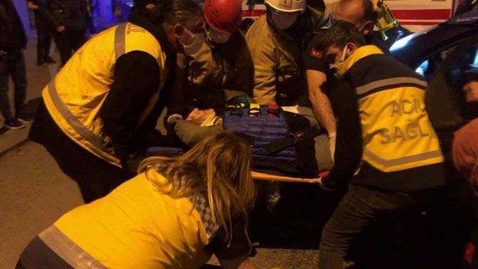 Bağdat Caddesi’nde Feci Kaza: İ̇ki Otomobilin Çarpıştığı Kazada 3 Kişi Yaralandı