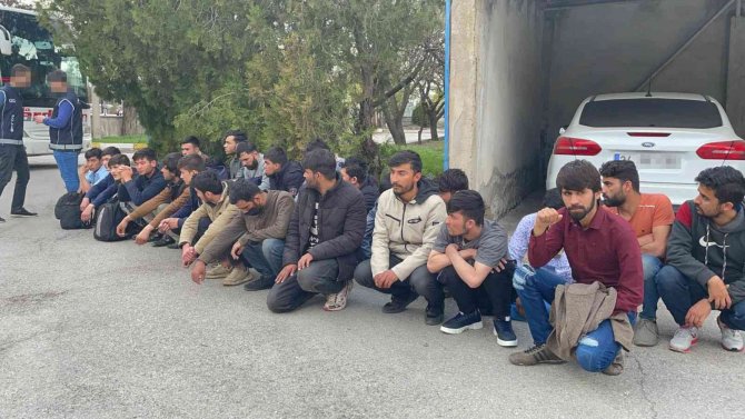 Yolcu Otobüsünde Seyahat Eden 25 Kaçak Göçmen Yakalandı