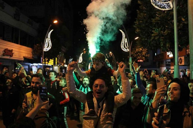 7’den 70’e Herkes Sokağa Döküldü, Şehir Yeşil-siyaha Büründü