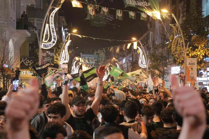 7’den 70’e Herkes Sokağa Döküldü, Şehir Yeşil-siyaha Büründü