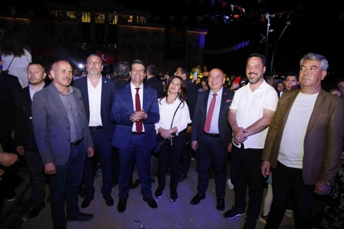 Döşemealtı’nda Derya Uluğ Konseri