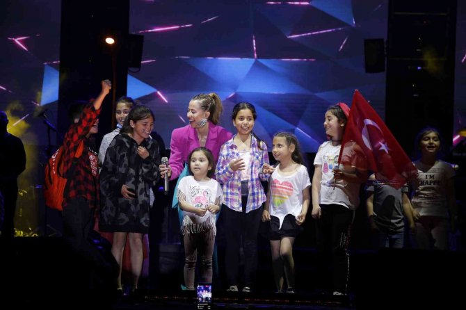 Döşemealtı’nda Derya Uluğ Konseri