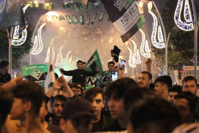7’den 70’e Herkes Sokağa Döküldü, Şehir Yeşil-siyaha Büründü