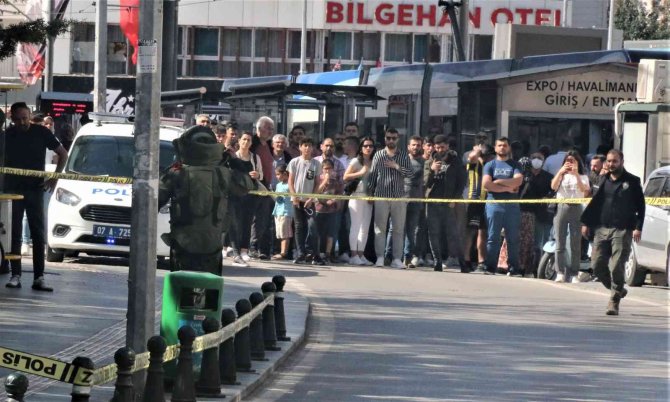 Antalya’da Çöp Kutusuna Atılan Çanta Polisi Alarma Geçirdi