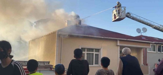 Ataşehir’de Apartmanın Çatısı Alev Alev Yandı, Mahalleli Sokağa Döküldü