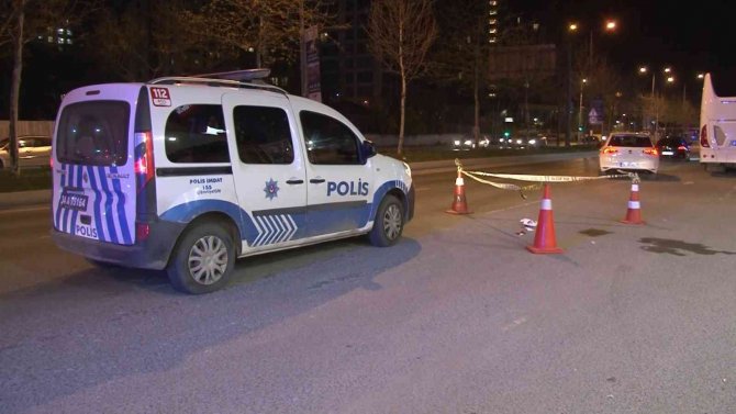 Bakırköy’de Genç Bir Kadın Seyir Halindeki Otomobilden Atladı