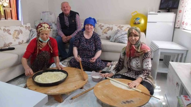 Balıkesir’de Kadınlar Bayram Baklavası İçin İmece Yaptı
