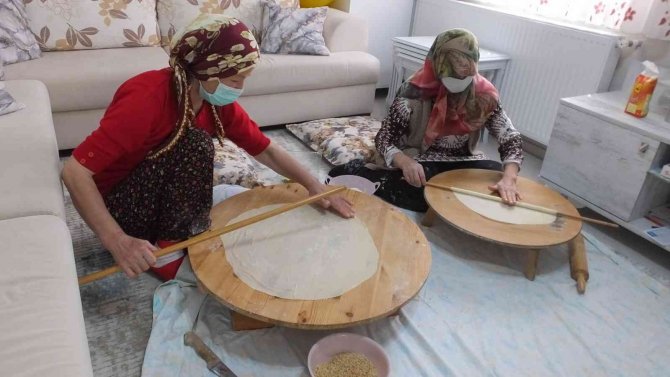 Balıkesir’de Kadınlar Bayram Baklavası İçin İmece Yaptı