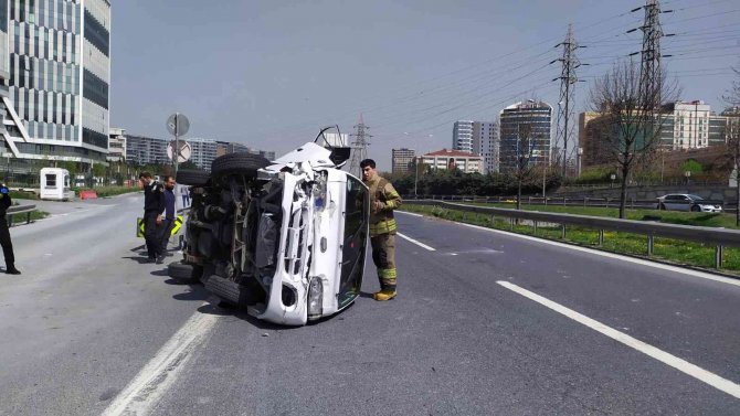 Basın Ekspres’te Minibüs Takla Attı: 2 Yaralı