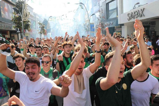 11 Yıllık Özlem Sone Erdi, Taraftar Sokağa Döküldü