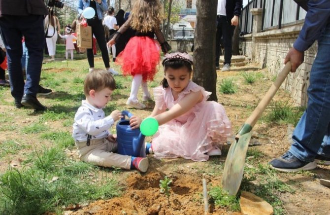 Bingöl’de Çocuklar Fidan Dikti