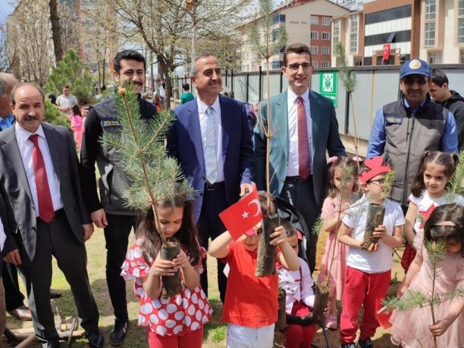 Bingöl’de Çocuklar Fidan Dikti