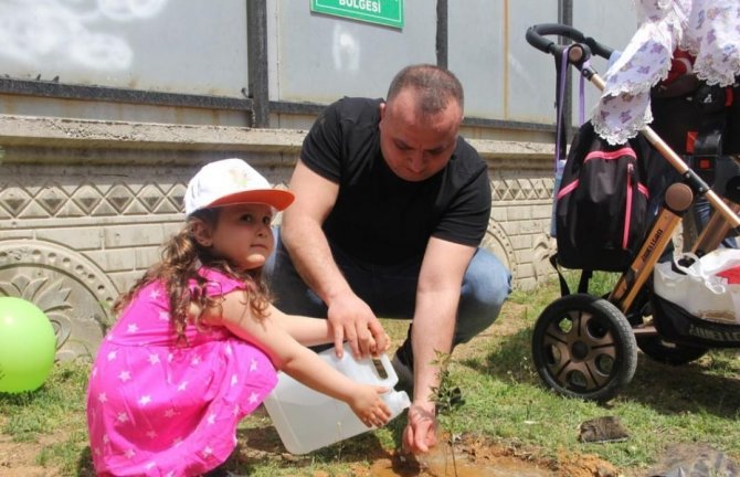 Bingöl’de Çocuklar Fidan Dikti
