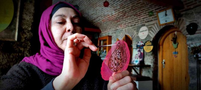 Kurumuş Yaprakları Sanat Eserine Dönüştürüyor
