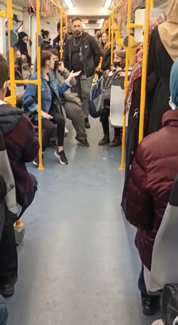 Bursa’da Metroda Maske Takmayan Gençleri Uyaran Yaşlı Kadına Hakaret