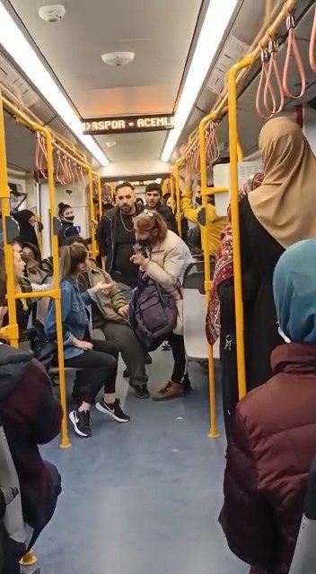 Bursa’da Metroda Maske Takmayan Gençleri Uyaran Yaşlı Kadına Hakaret