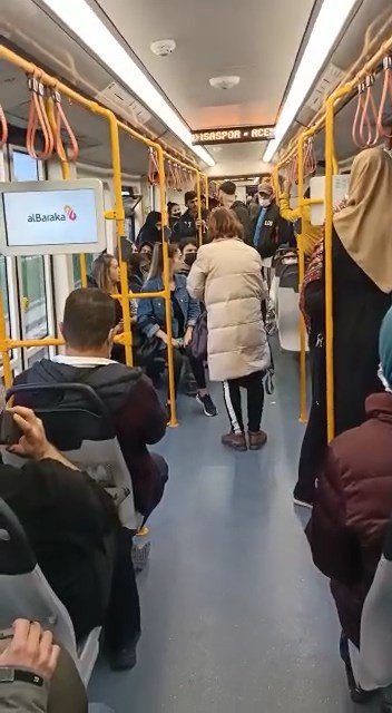 Bursa’da Metroda Maske Takmayan Gençleri Uyaran Yaşlı Kadına Hakaret