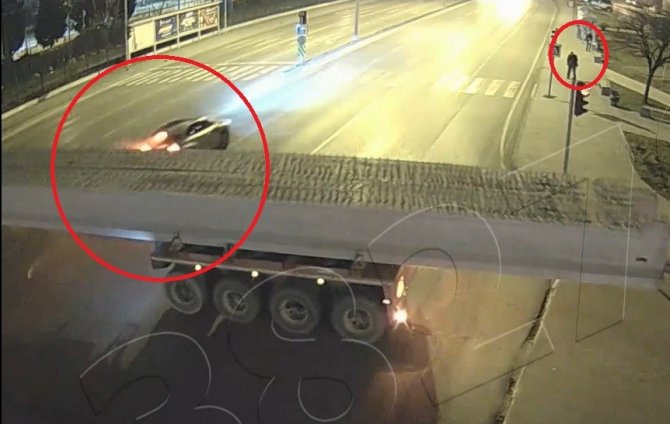 Samsun’da Cipin Hareket Halindeki Tırın Altından Geçme Anı Kamerada