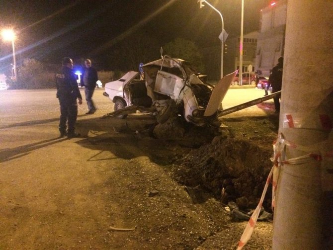 Işık İhlali Yapan Kamyon Otomobili Hurdaya Çevirdi