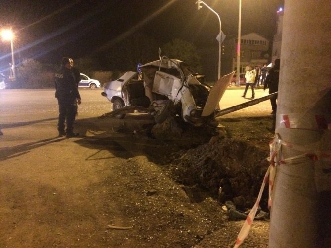 Işık İhlali Yapan Kamyon Otomobili Hurdaya Çevirdi