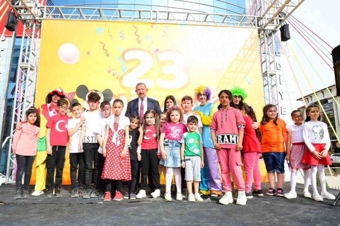 Çocuklar Şenlikte Gönüllerince Eğlendi