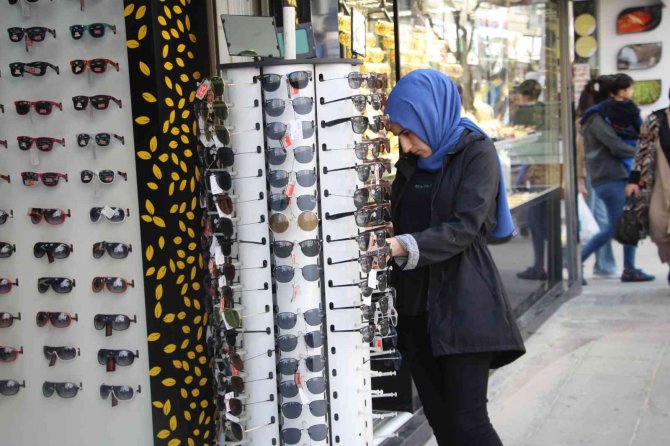 Uzmanlar Uyardı, Sahte Güneş Gözlükleri Katarakt Yapabilir