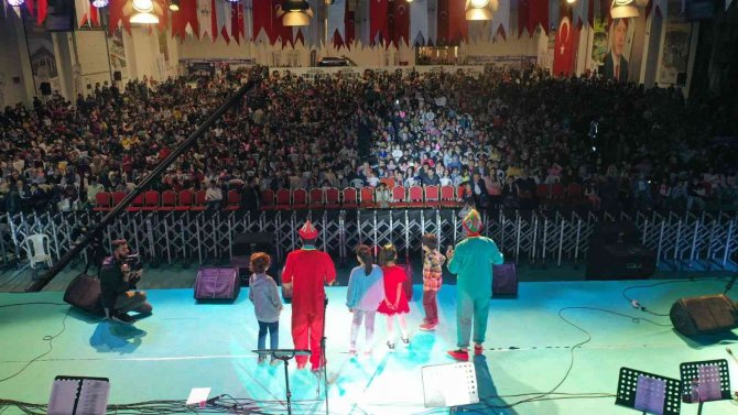 Hacivat Karagöz Orta Oyununa Çocuklardan Yoğun İlgi