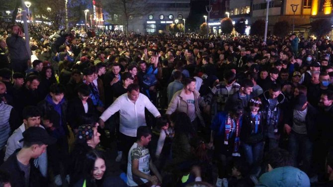 Trabzon’da Taraftarlar Şampiyonluğun Provasını Yaptı