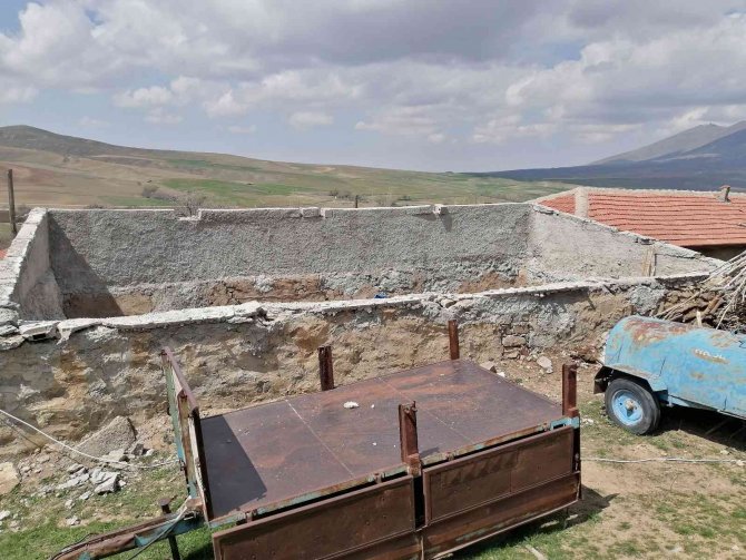 Fırtınada Evin Üzerine Uçan Ağılın Çatısı Afad Tarafından Kaldırıldı