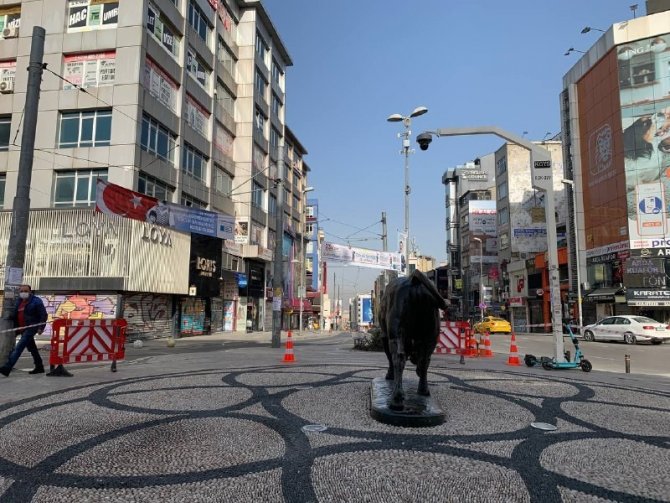 Tahrip Edilen Kadıköy Boğa Heykeli Kapatıldı