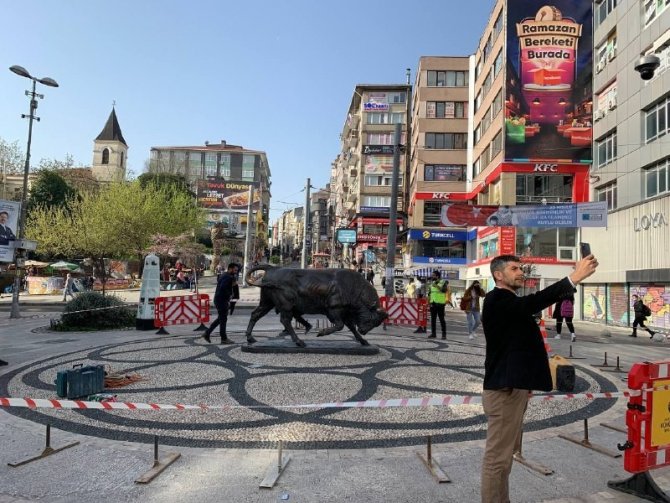 Tahrip Edilen Kadıköy Boğa Heykeli Kapatıldı