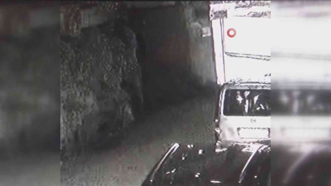 Kafasına Atılan Cisim Sonucu İkinci Katın Merdivenlerinden Düşen Polis Memuru Şehit Oldu...düşme Anı Kameralara Yansıdı