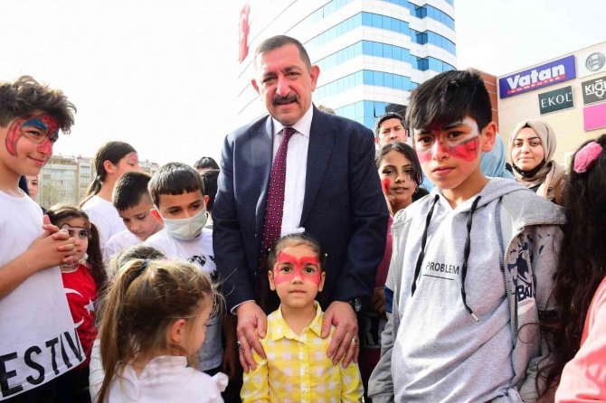 Çocuklar Şenlikte Gönüllerince Eğlendi