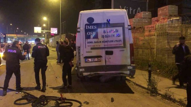 Tuzla’da Kontrolden Çıkan Otomobil Park Halindeki Minibüse Çarptı: 4 Yaralı