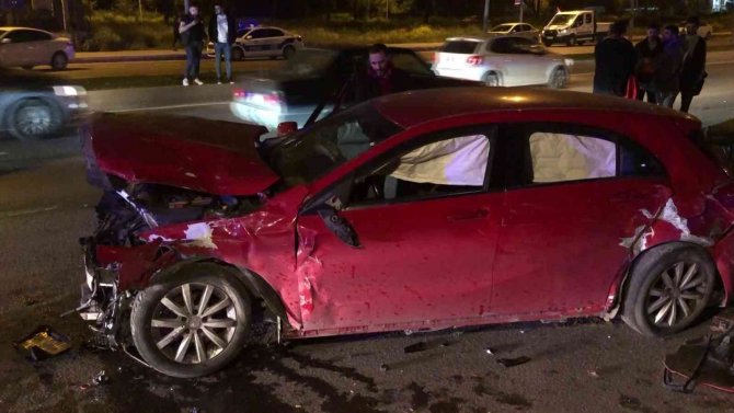 Kartal’da Direksiyon Hakimiyeni Kaybeden Sürücü Park Halindeki 4 Araça Çarptı: 2 Yaralı