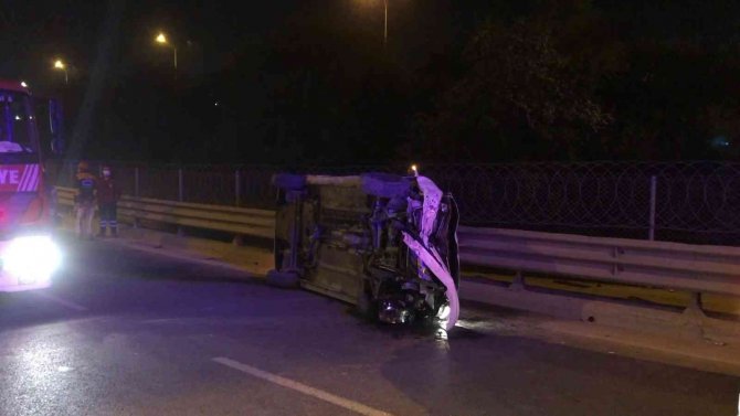 Sancaktepe’de Orta Refüje Çarpan Araç Yan Yattı