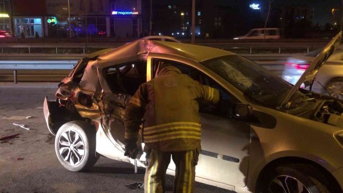 Tuzla’da Kontrolden Çıkan Otomobil Park Halindeki Minibüse Çarptı: 4 Yaralı