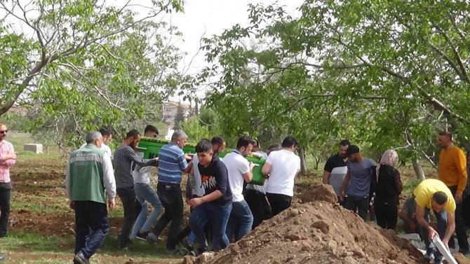 Aynı Kazada Ölen 4 Kişilik Aile Yan Yana Kazılan Mezarlara Defnedildi