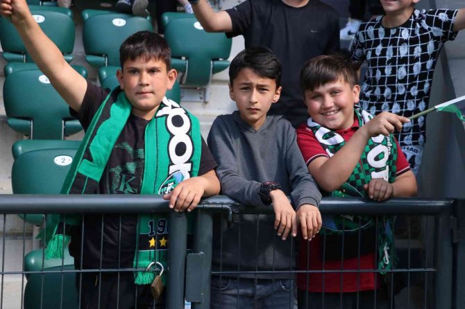 Kocaelispor-manisa Fk Maçını 27 Bin Taraftar İzledi