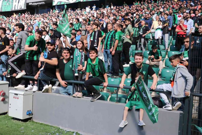 Kocaelispor-manisa Fk Maçını 27 Bin Taraftar İzledi