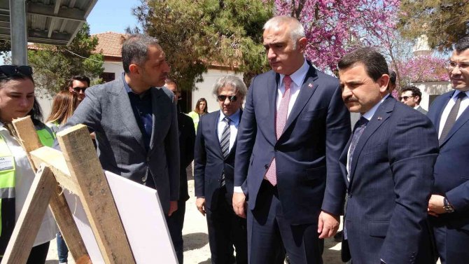 Bakan Ersoy Restorasyonu Süren Seddülbahir Kalesi’nde İncelemelerde Bulundu