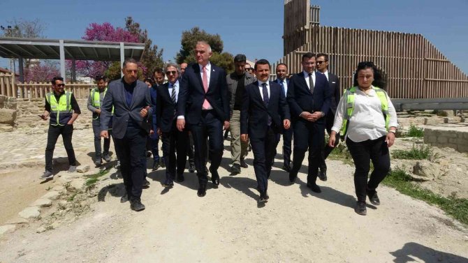 Bakan Ersoy Restorasyonu Süren Seddülbahir Kalesi’nde İncelemelerde Bulundu