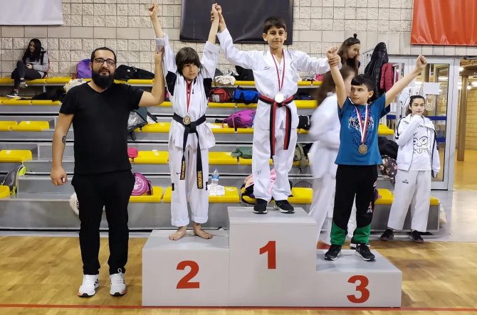 Ayvalıklı Tekvandoculardan 23 Nisan Armağanı