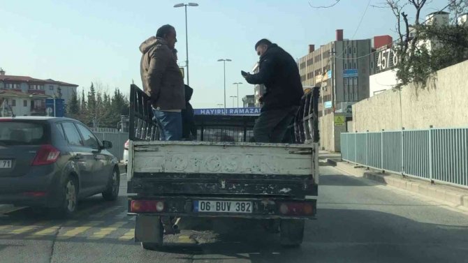Maltepe’de Kamyonet Kasasında Sohbet Eşliğinde Tehlikeli Yolculuk Kamerada