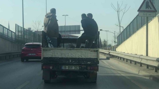 Maltepe’de Kamyonet Kasasında Sohbet Eşliğinde Tehlikeli Yolculuk Kamerada