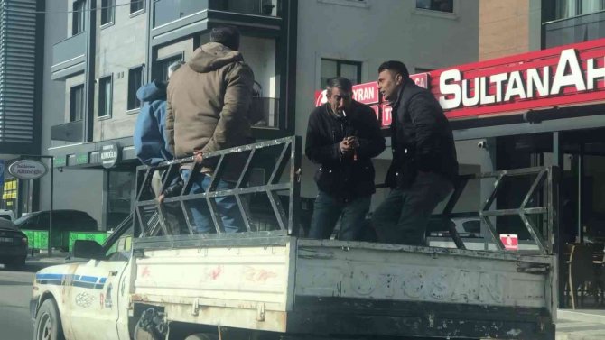 Maltepe’de Kamyonet Kasasında Sohbet Eşliğinde Tehlikeli Yolculuk Kamerada